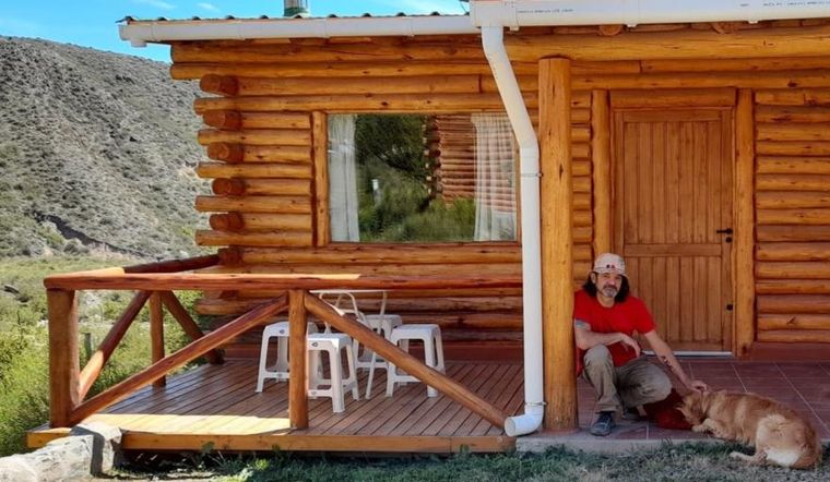 Daniel Piccolo junto a su perro Moro, en el complejo que construyó con sus manos. Daniel Piccolo junto a su perro Moro, en el complejo que construyó con sus manos.