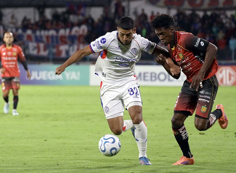 Ezequiel Herrera, defensor de San Lorenzo, encara ante la marca de un mediocampista de Deportivo Cuenca.&nbsp;