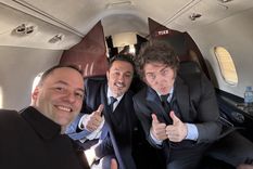 Adorni, Petri y Milei, volando a Mendoza. Foto: X @madorni Adorni, Petri y Milei, volando a Mendoza. Foto: X @madorni