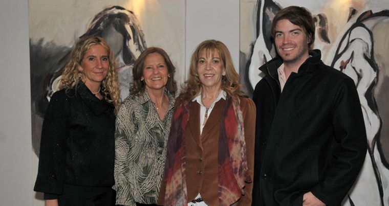 María Bravín, Inés Lombi, la artista María Guerrero y Carlos Schmidt, la noche de apertura de la muestra. Foto: Flor Kaiser / MDZ