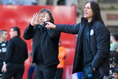 Ricardo Zielinski junto al exarquero Juan Carlos Olave. El DT de Belgrano volvió a hacer historia con el Pirata y dejó una frase que recordó la histórica Promoción de 2011 ante River.