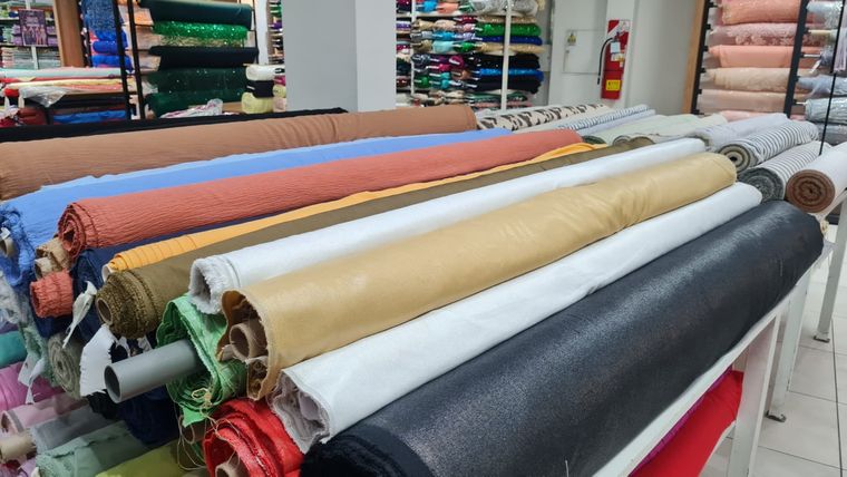 Linos estampados o lisos desde $8.000 a $16.000 el metro. Linos estampados o lisos desde $8.000 a $16.000 el metro.