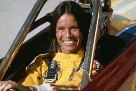 La piloto de carreras y doble de acción Kitty ONeil en su coche de carreras Rocket Kat antes de establecer un récord mundial de velocidad terrestre, Palmdale, California, 7 de julio de 1977.
