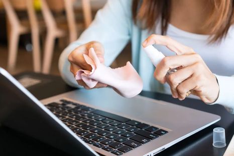 Qué productos usar y cuáles evitar al limpiar tu portátil Qué productos usar y cuáles evitar al limpiar tu portátil