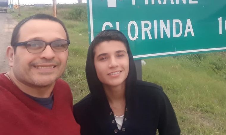 Joaquín, el joven solidario, junto a su padre Manolo, quien contó la historia en Facebook