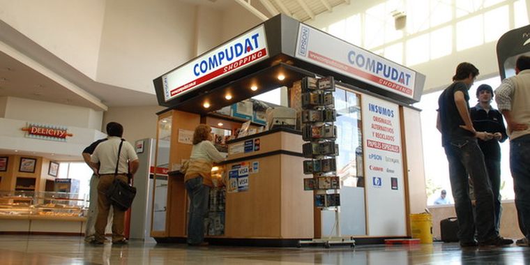 Los dueños al llelgar al negocio habrían encontrado distintos elementos revueltos. Foto: Nacho Gaffuri / MDZ