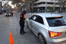 La policía hacía los controles para que se cumpla el aislamiento. De allí surgieron más de 6200 causas judiciales. Foto: ALF PONCE MERCADO / MDZ