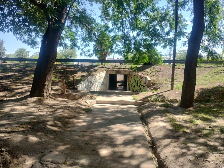 El agua estancada y la falta de drenaje obligan a los vecinos a maniobras riesgosas para cruzar. El agua estancada y la falta de drenaje obligan a los vecinos a maniobras riesgosas para cruzar.