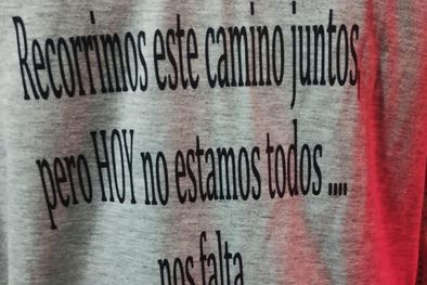 MDZol | Los compañeros de Morena Domínguez cambiaron sus remeras de egresados por una en memoria de la víctima.