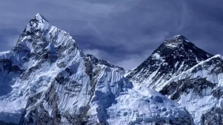 Un nuevo estudio muestra que la erosión de un río ha hecho al Everest más alto. Foto: Getty Images