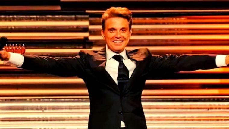 Luis Miguel sorprendió con un nuevo look arriba del escenario. Foto: Internet
