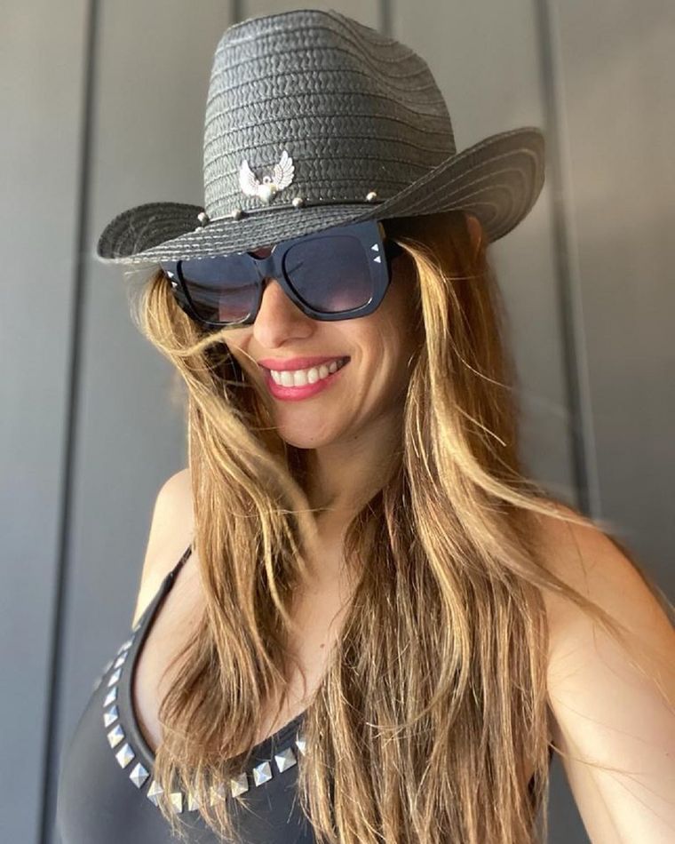 Pampita enseña la manera más canchera de combinar trajes de baño con sombrero cowboy. Foto: Instagram