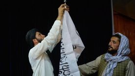 Los talibanes izaron su propia bandera en los edificios oficiales del país. Foto: GETTY IMAGES