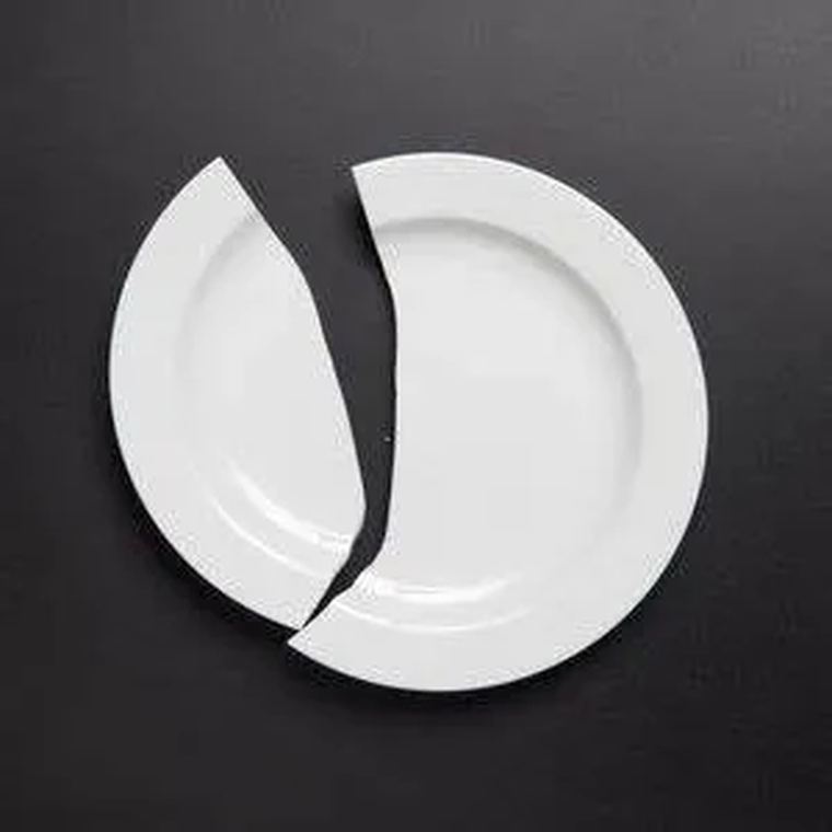 El plato de plástico partido en dos. El plato de plástico partido en dos.