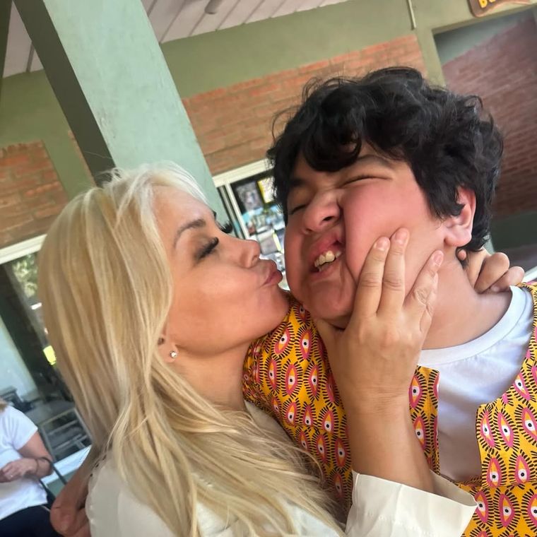 Verónica junto a su hijo Dieguito.