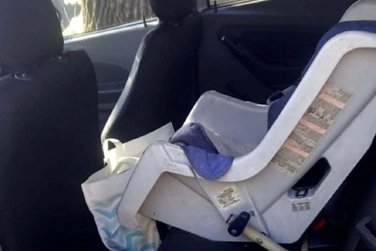 El bebé estuvo encerrado en el auto al menos una hora y fue rescatado por la Policía