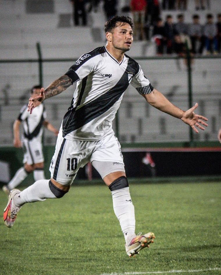 Tras más de un año de inactividad, dado que su último club había sido Danubio de Uruguay en 2023, el menor de los Zárate decidió colgar los botines. Foto: @oficialmaurozarate/IG