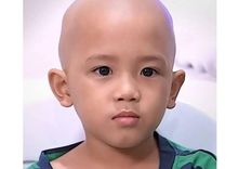 Los estafadores le pidieron a la madre de Khalil, de 7 años, que le afeitara la cabeza a su hijo y fingiera que era su cumpleaños. Los estafadores le pidieron a la madre de Khalil, de 7 años, que le afeitara la cabeza a su hijo y fingiera que era su cumpleaños.