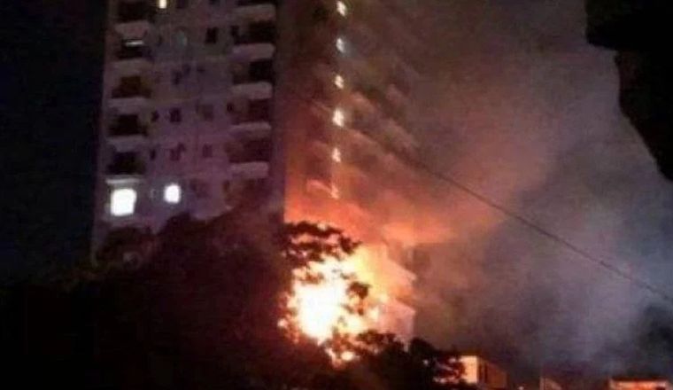 Drástico El hombre saltó al vacío para evitar las llamas.