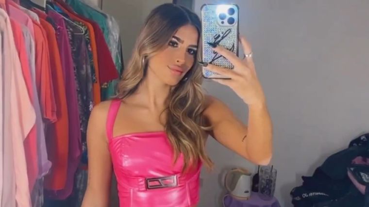 Juli Poggio, celebridad que influye mucho en la moda y está marcando fuerte la tendencia del estilo barbiecore. Foto: Fuente: Imagen - Instagram @julietapoggio