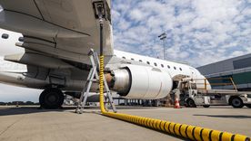 El barril de combustible tocó los 200 dólares y las aerolíneas temen no poder operar.
