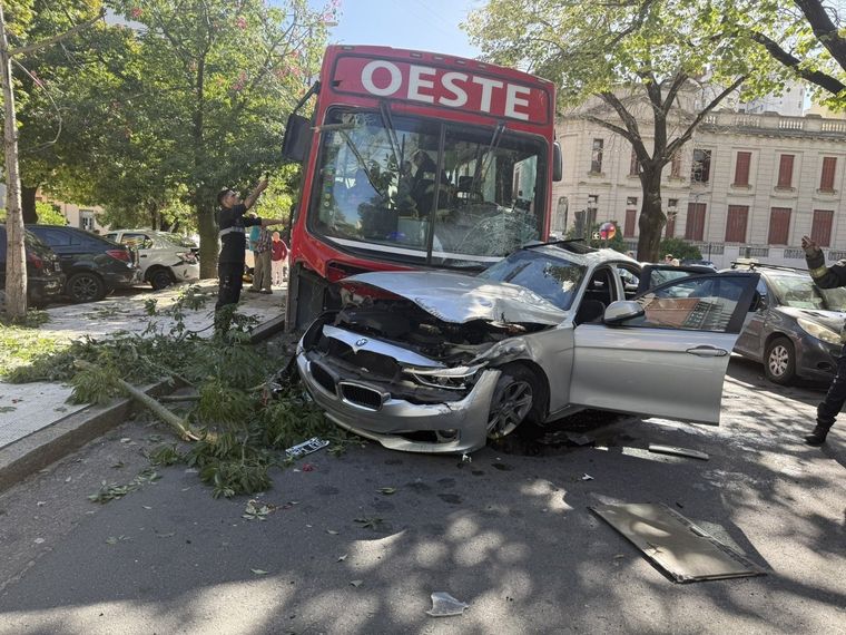 Un colectivo cruzó en rojo y arrolló un auto frente a la Municipalidad de La Plata Foto: X @Hechosanderecho