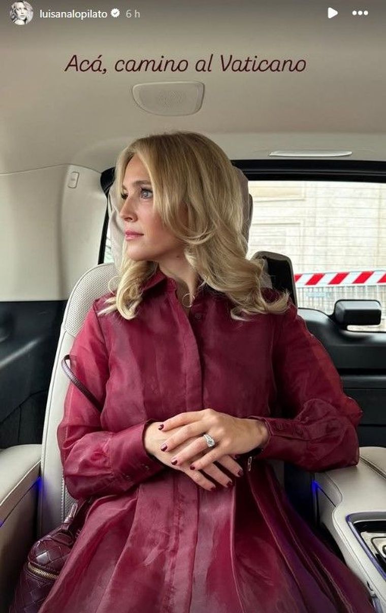 El vestido borgoña de Luisana Lopilato que brilló en su encuentro con el Papa. El vestido borgoña de Luisana Lopilato que brilló en su encuentro con el Papa.