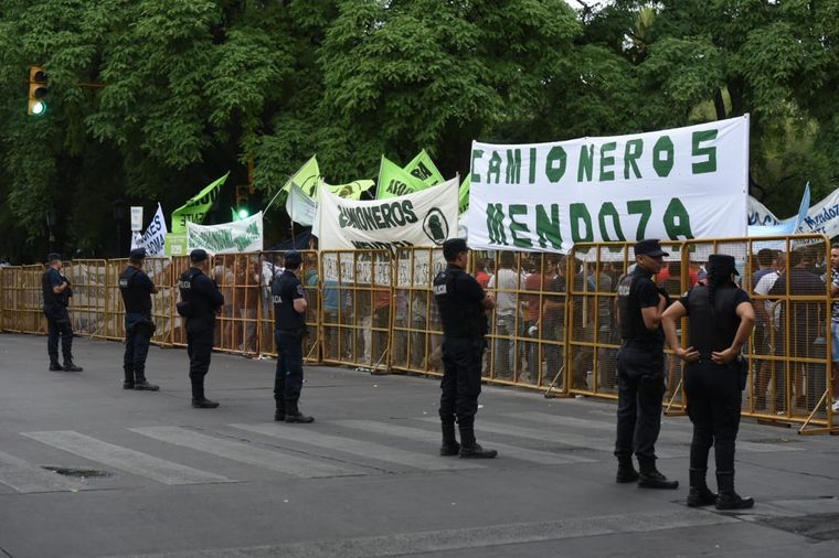 La Policía custodia la manifestación sobre calle Patricias Mendocinas