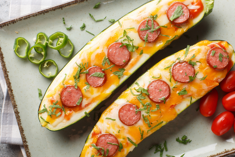Calabacines con queso y salchichas: con esta receta combiná ingredientes y creá como un verdadero chef Calabacines con queso y salchichas: con esta receta combiná ingredientes y creá como un verdadero chef