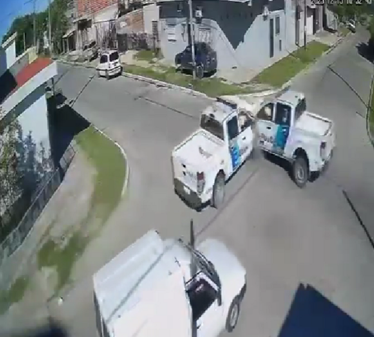 El impactante choque quedó grabado en las cámaras de seguridad.