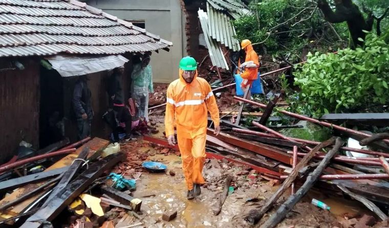 Los operativos de rescate continúan pues hay decenas de desaparecidos. Foto: Efe.