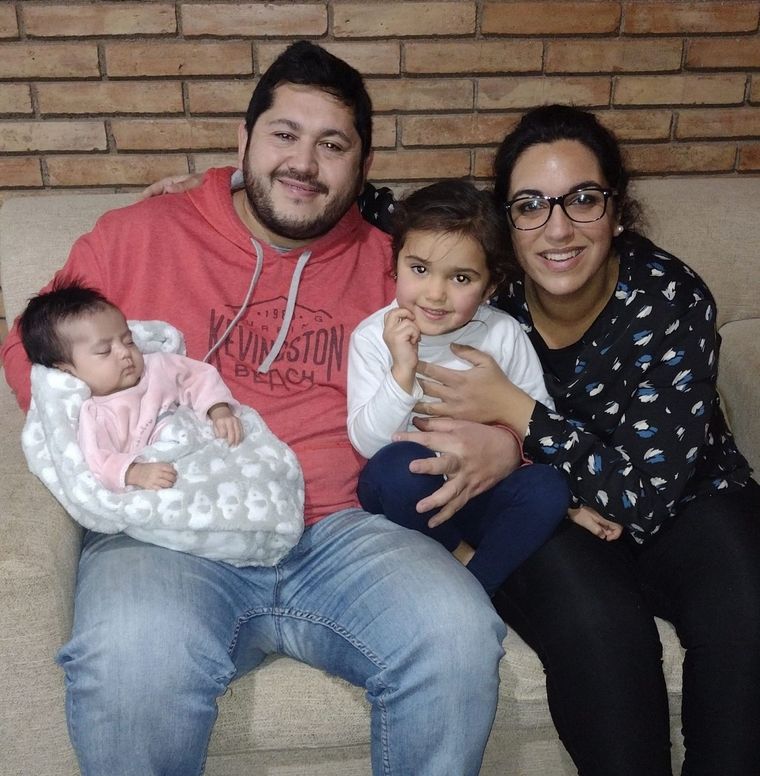 Ana junto su familia, una historia de resiliencia.