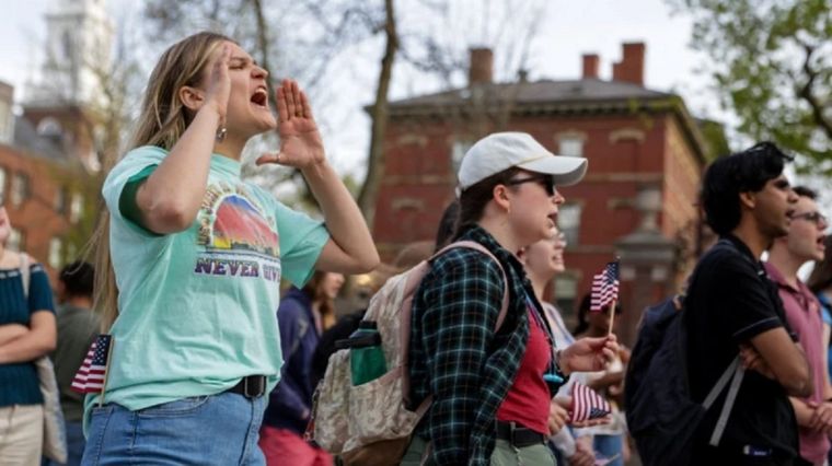Una protesta en Harvard a favor de la libertad de expresión. Foto: BBC