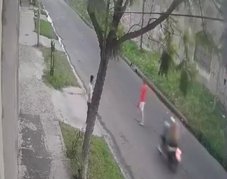 El cruce donde ocurrió el accidente fatal, registrado por cámaras de seguridad.