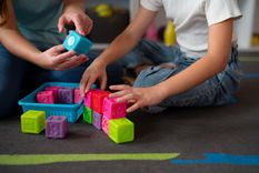 los alumnos investigan y utilizan su conocimiento previo como punto de partida para procesar la información nueva Foto: Freepick