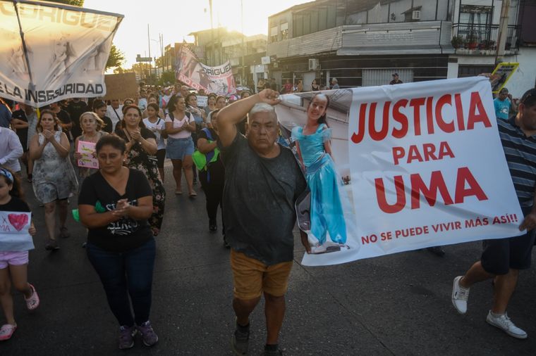 Vecinos de la familia marchan este martes para pedir justicia. Foto: Télam