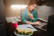 ¿Por qué es tan difícil equilibrar la alimentación con nuestras ocupaciones? Foto: Freepik