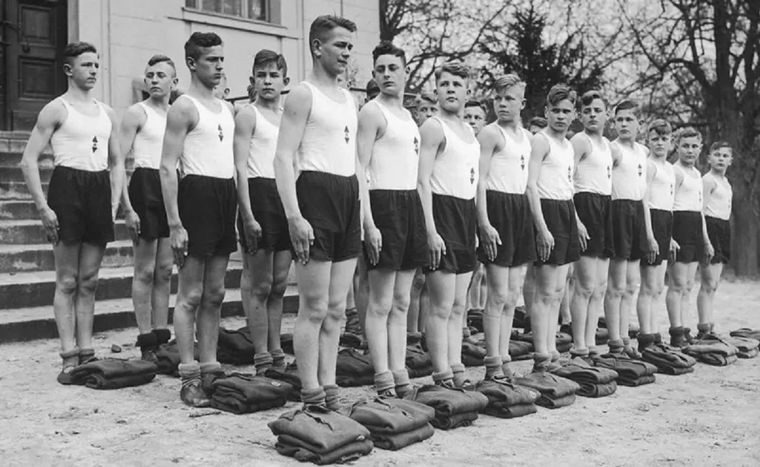 Un grupo de jóvenes desfilando con ropa deportiva en una Napola, alrededor de 1935. Foto: GETTY IMAGES