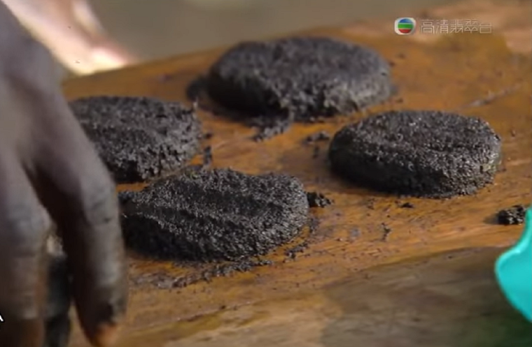 Varias comunidades controlan la plaga de los mosquitos al convertirlos en alimento Foto: Captura de video