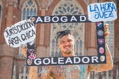 El delantero de Barracas Central se recibió de abogado y marcó un hecho inédito en el fútbol argentino profesional.