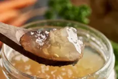 La gelatina es una de las fuentes más conocidas de colágeno natural.