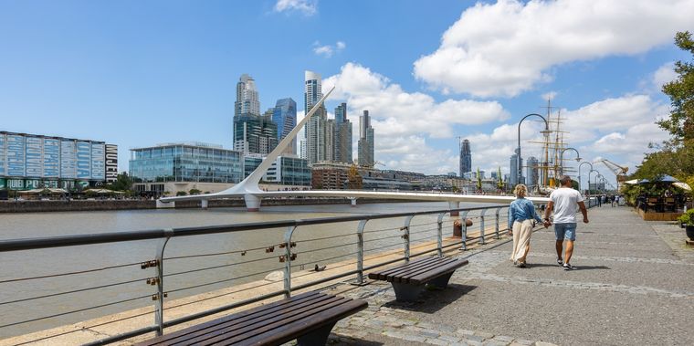 El cielo en la Ciudad de Buenos Aires estará ligeramente nublado este lunes 6 de octubre, según el SMN Foto: Shutterstock