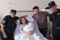 Los padres del bebé junto a los policías que los ayudaron. Foto: Gentileza.