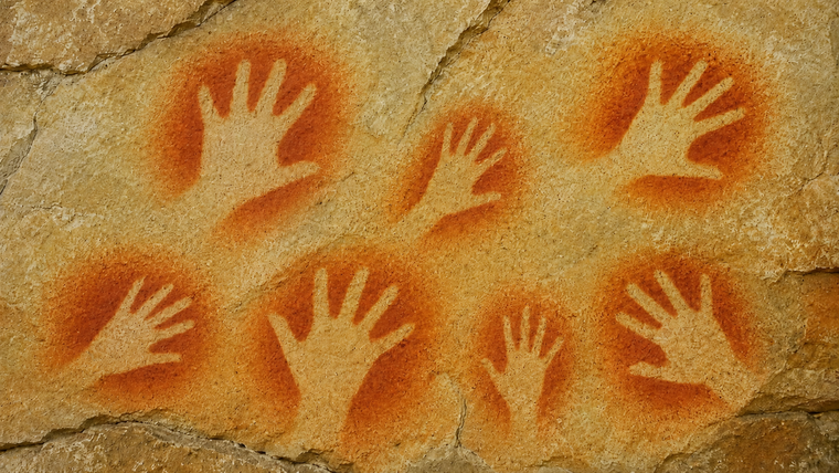 La investigación plantea que el bipedismo y el crecimiento del cerebro pudieron ser claves para explicar por qué la mayoría de los humanos desarrolló una preferencia por la mano derecha.