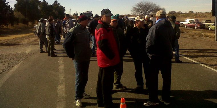 Los productores corta la Ruta 188 por reclamos al Ejecutivo provincial. Foto: Gentileza FAA