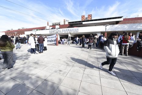Personal de salud del Hospital Garrahan se manifiesta en reclamo por una suba salarial. Personal de salud del Hospital Garrahan se manifiesta en reclamo por una suba salarial.
