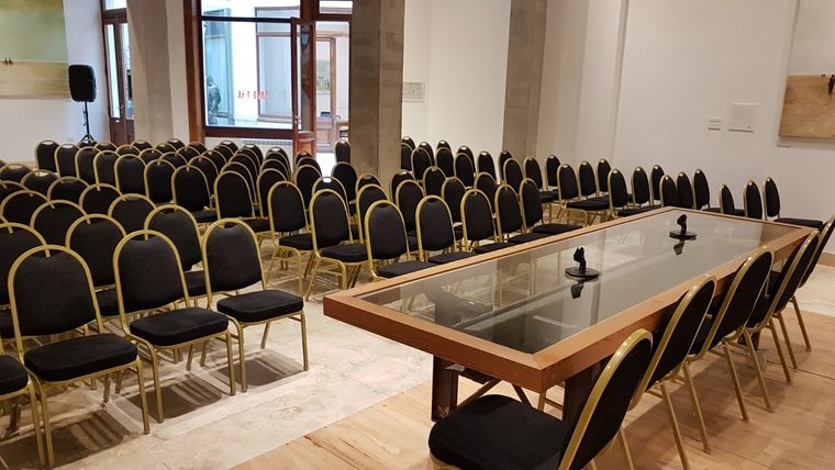 Salón en formato auditorio: ideal para congresos, presentaciones y conferencias. Foto: Cassa Lepage Art Hotel.