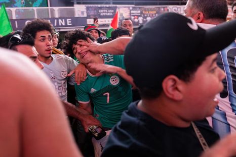 En la previa del partido, los hinchas de Argentina se cruzaron con los de Argelia. En la previa del partido, los hinchas de Argentina se cruzaron con los de Argelia.