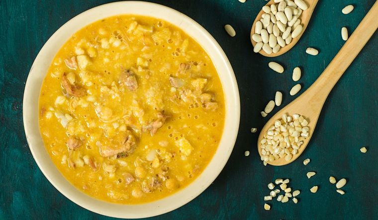 Muchas familiar argentina celebran el 25 de mayo con un plato de locro. Foto: Freepik.