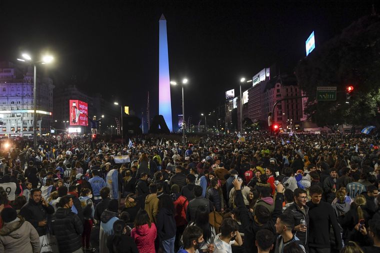 El Obelisco porteño fue el centro de los festejos en Argentina Foto: Télam